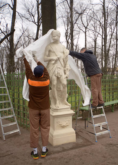 Сотрудники Летнего сада во время открытия скульптур после зимней консервации