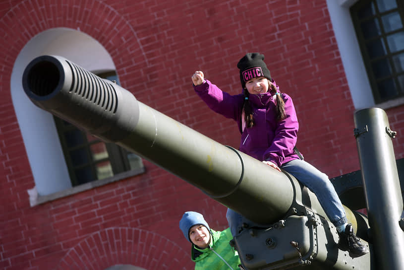 Дети играют на пушках в Петропавловской крепости