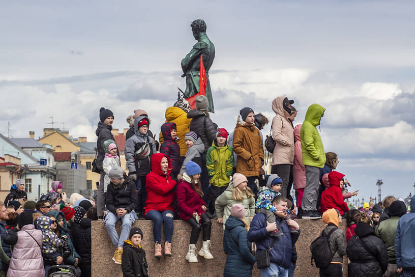 Фестиваль ледоколов. Зрители на набережной на фоне памятника Крузенштерну