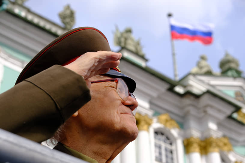 Военный парад на Дворцовой площади в Санкт-Петербурге, посвященный 77-ой годовщине Победы в Великой Отечественной войне. Зрители во время парада