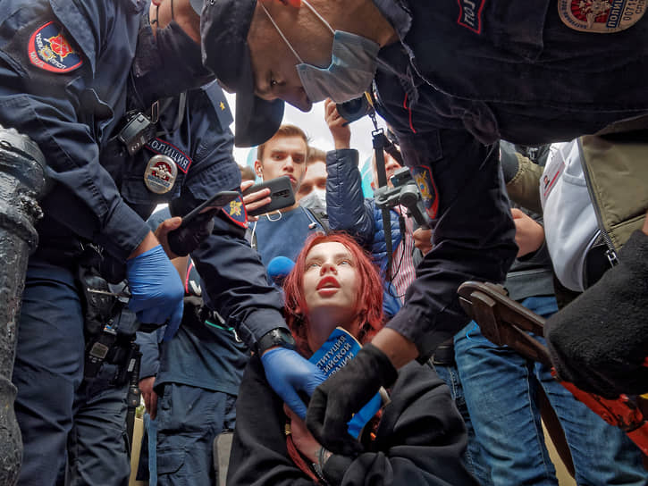 Август 2020 г. Активистка приковала себя наручниками к ограде в знак протеста против политики Кремля перед началом акции солидарности с протестующими в Хабаровске 