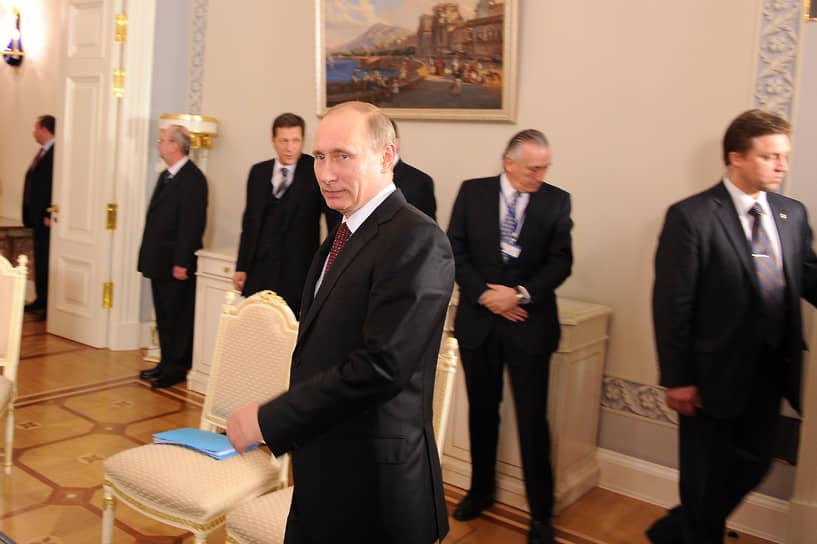 Февраль 2011 г. Председатель Правительства России Владимир Путин перед встречей с королем Испании Хуаном Карлосом I в Константиновском дворце