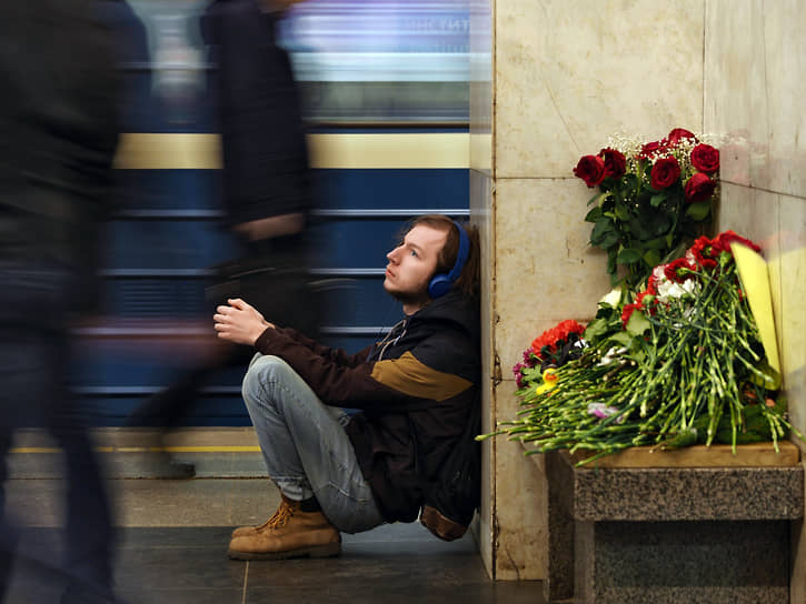 Апрель 2018 г. Молодой человек на платформе станции метро у импровизированного мемориала в память о жертвах теракта на этой станции метро 3 апреля 2017 года