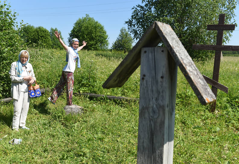 Участники проекта «Дивование» в деревне Поздышево у камня, где по преданию, отпечаталась стопа преподобного Александра Ошевенского