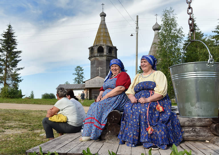 Жители деревни Погост на фоне архитектурного ансамбля XVIII в. Ошевенский Погост