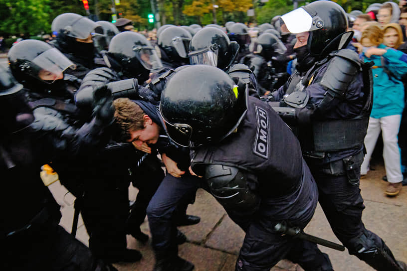 Сотрудники правоохранительных органов во время задержания участников акции против частичной военной мобилизации, объявленной президентом России Владимиром Путиным 21 сентября 2022 года