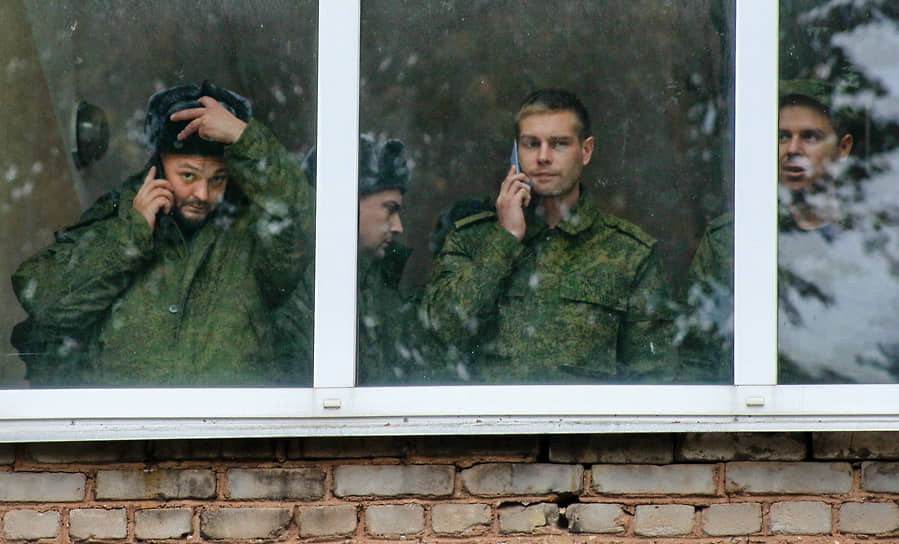 Частичная мобилизация в одной из воинских частей Ленинградской области. Мобилизованные в окне здания одной из военной части