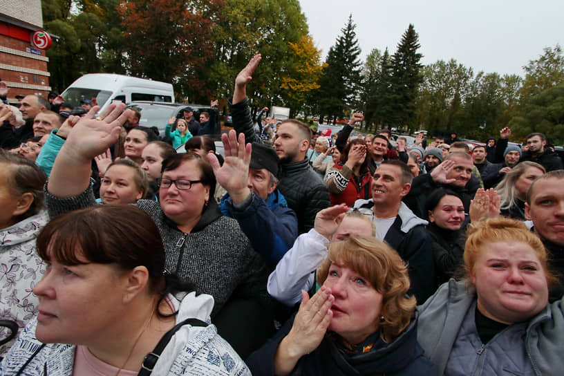 Частичная мобилизация в городе Кириши Ленинградской области. Родственники мобилизованных граждан во время прощания с родными