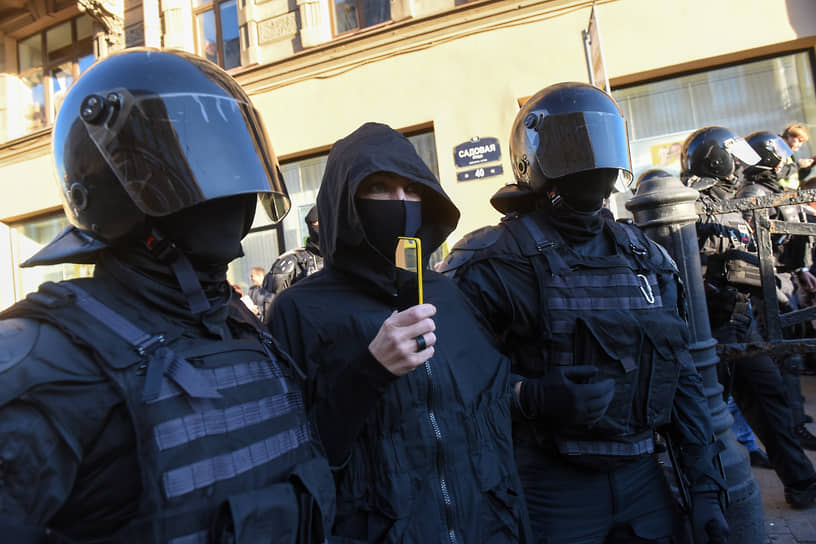 Сотрудники ОМОН во время задержания участников акции против частичной мобилизации, объявленной президентом России Владимиром Путиным 21 сентября 2022 года