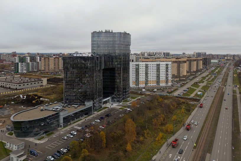 Вид на здание бизнес-пространства «ЧВК Вагнер Центр» на углу улицы Зольной и Дальневосточного проспекта