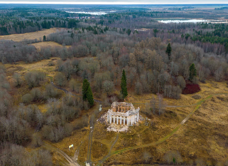 Виды Ленинградской области. Руины Троицкой церкви в деревне Пятая гора