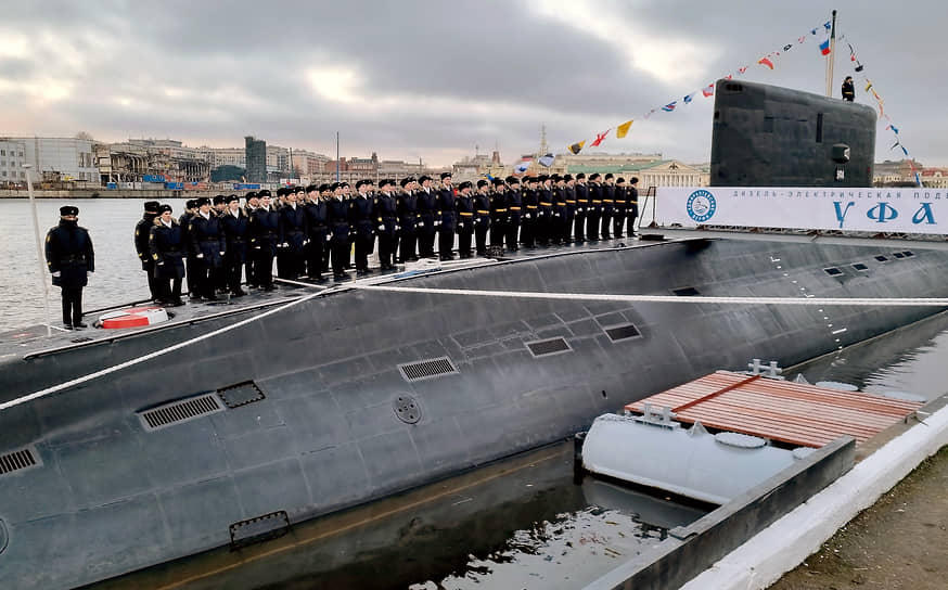 Церемония поднятия Военно-морского флага России на большой дизель-электрической подводной лодке проекта 636.3 &quot;Уфа&quot; прошла на предприятии &quot;Адмиралтейские верфи&quot;. 
