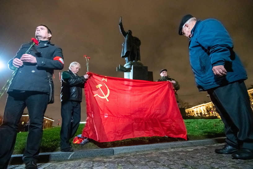 Возложение цветов к памятнику Ленина на площади Ленина у Финляндского вокзала сторонниками незарегистрированной партии &quot;Другая Россия&quot;