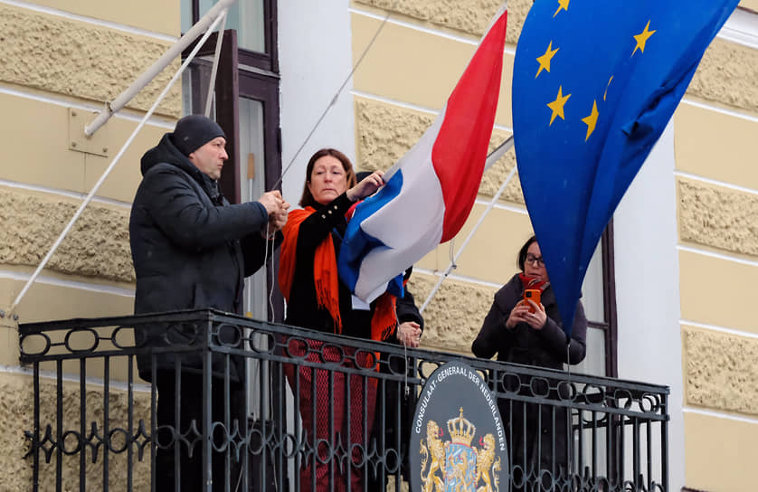 Снятие национального флага Нидерландов и флага Евросоюза со здания консульства Нидерландов