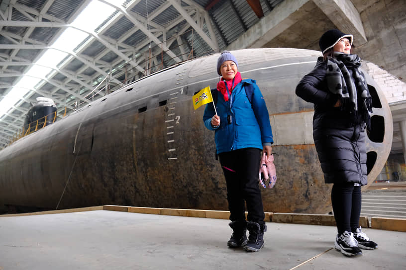 Китайские туристы во время праздника Масленицы на фоне подводной лодки К-3 «Ленинский комсомол»