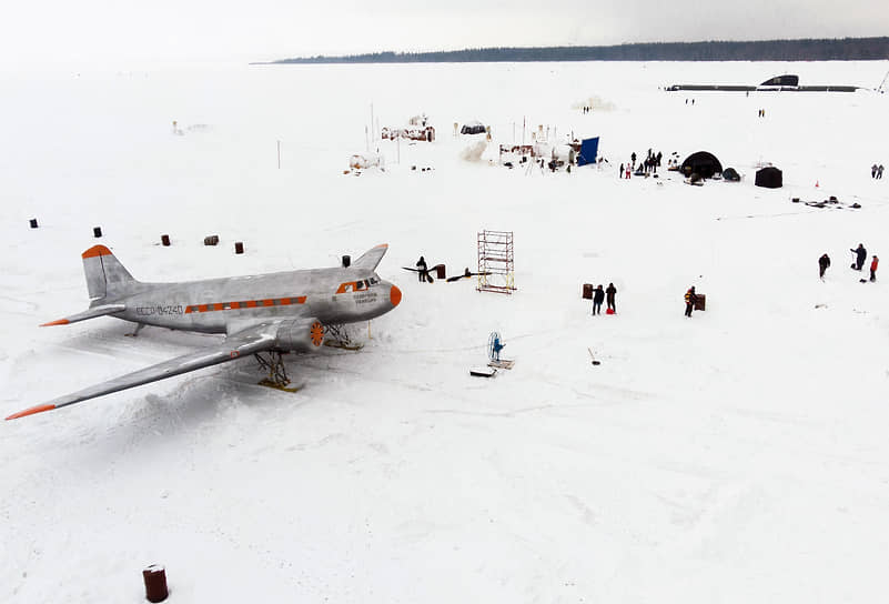 Макет подводной лодки и самолет во время киносъемок на берегу Финского залива