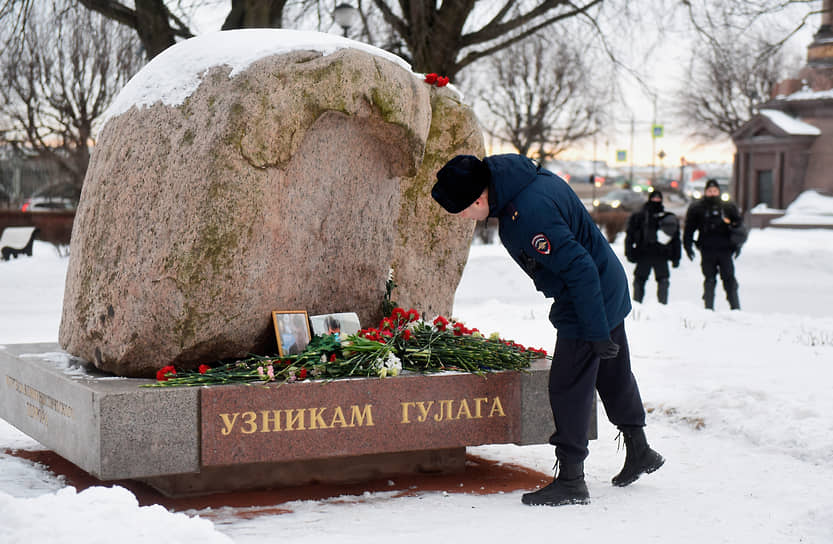 Акция памяти и возложение цветов к Соловецкому камню в годовщину убийства политика Бориса Немцова