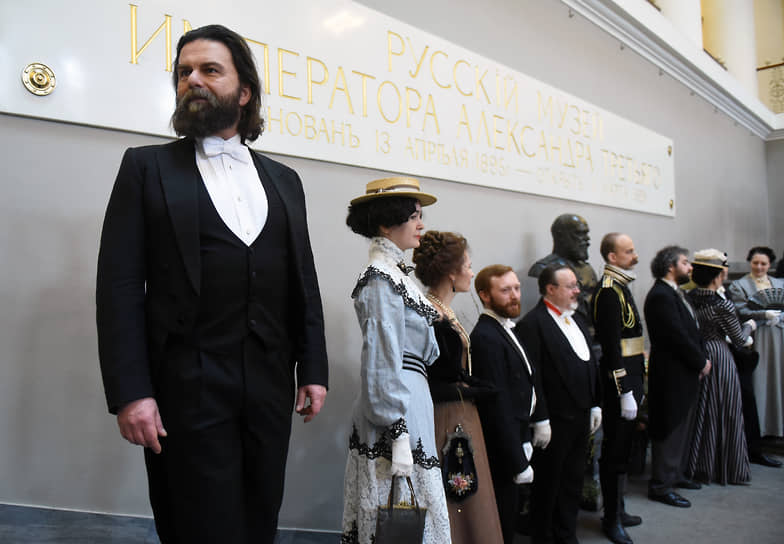 Актеры в ролях исторических личностей конца XIX столетия на парадной лестнице Михайловского дворца