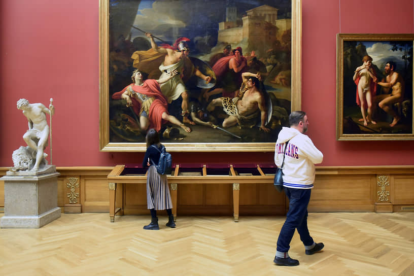 Посетители в залах музея