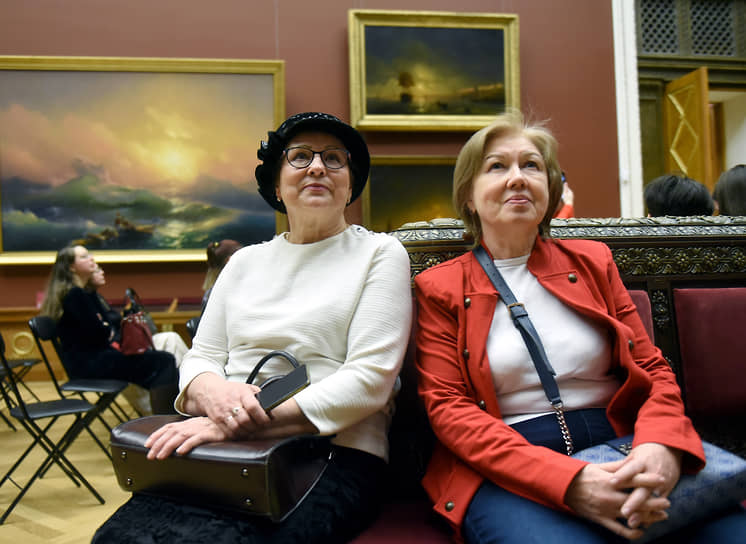 Посетители в зале музея на фоне картины Ивана Айвазовского «Девятый вал». 