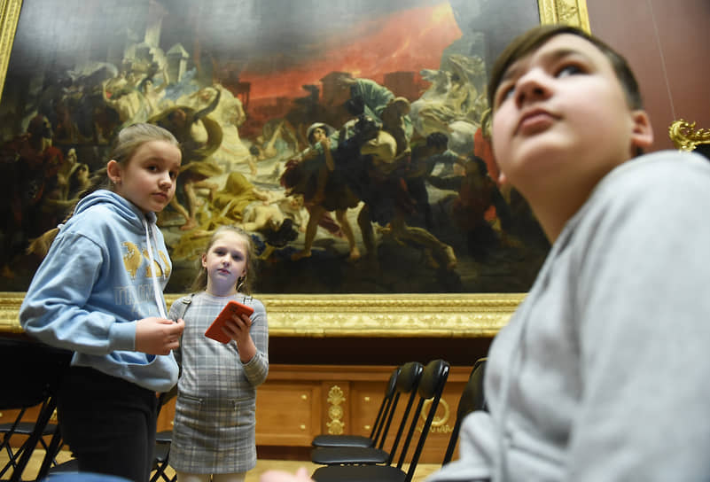 Дети в в академическом зале №14 на фоне картины Карла Брюллова «Последний день Помпеи»