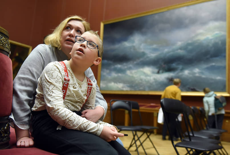 Мама с сыном в академическом зале №14 на фоне картины Ивана Айвазовского «Волна». 