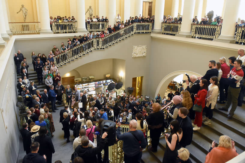 Участники церемонии открытия праздничных мероприятий на парадной лестнице Михайловского дворца