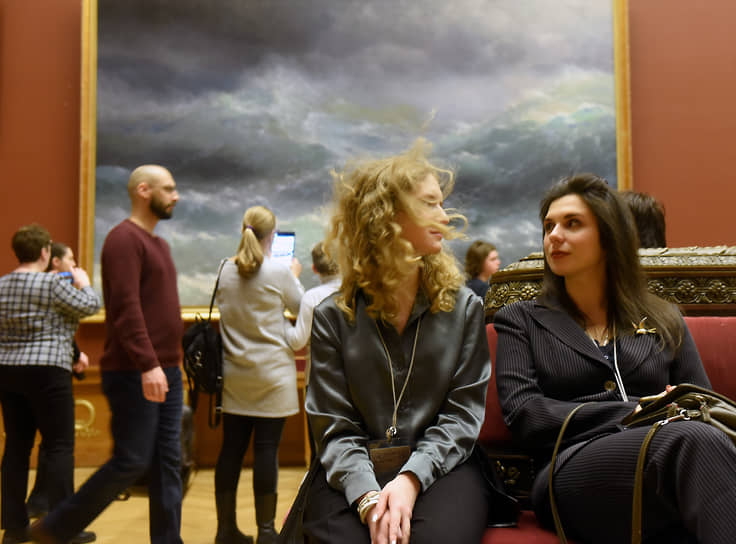 Девушки на фоне картины Ивана Айвазовского «Волна». 
