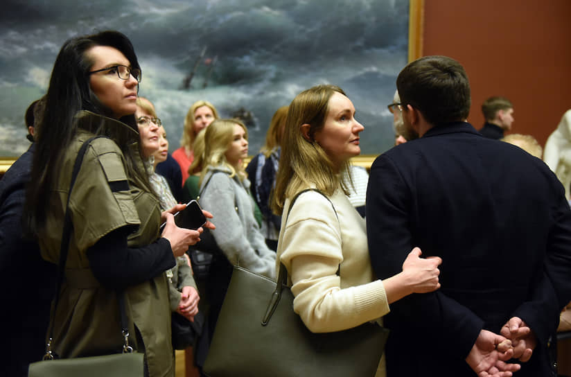 Посетители музея на фоне картины Ивана Айвазовского «Волна». 