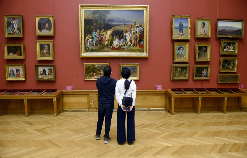 Посетители на фоне эскизов картины «Явление Христа народу» художника Александра Андреевича Иванова