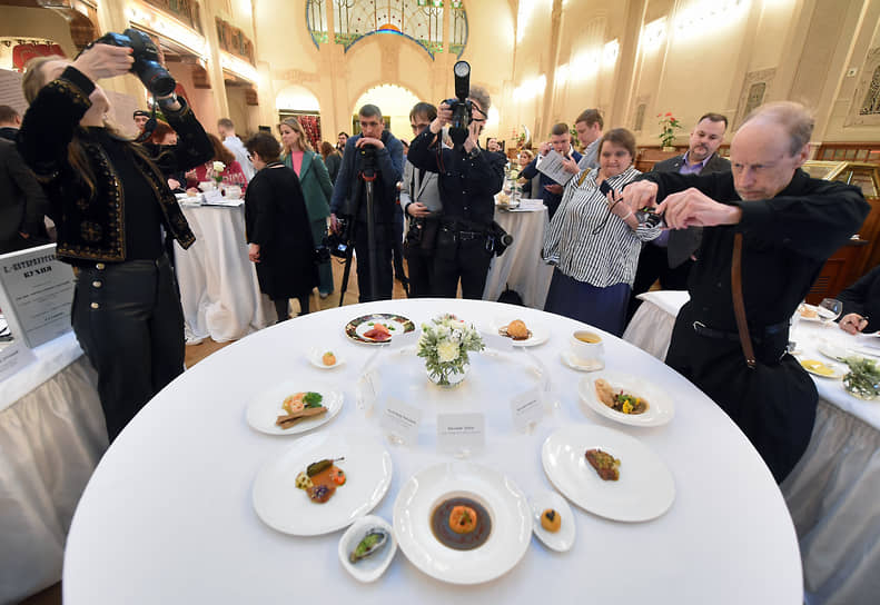 Журналисты вокруг стола с конкурсными блюдами