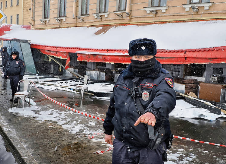 Сотрудники полиции у кафе «Стрит-бар», где 2 апреля произошел взрыв, вследствие которого погиб военный корреспондент Владлен Татарский