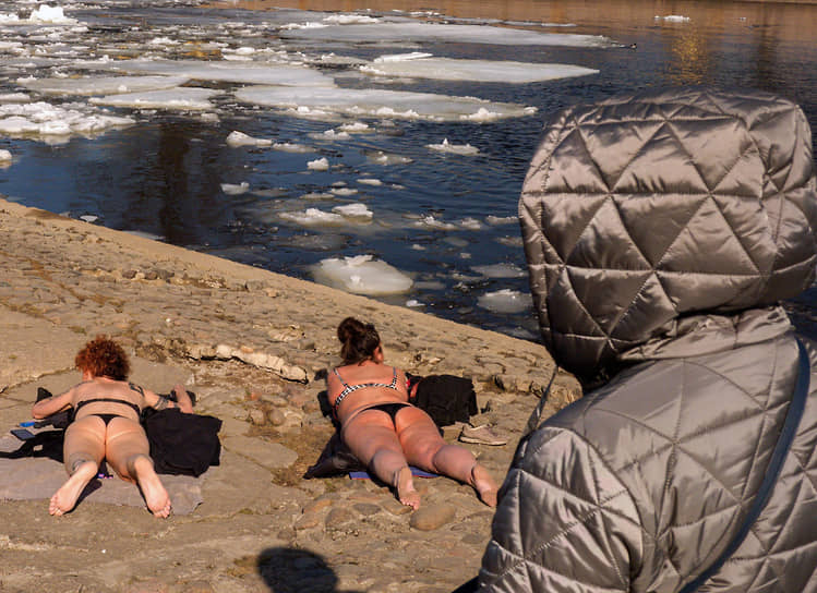 Женщины загорают на пляже у Петропавловской крепости