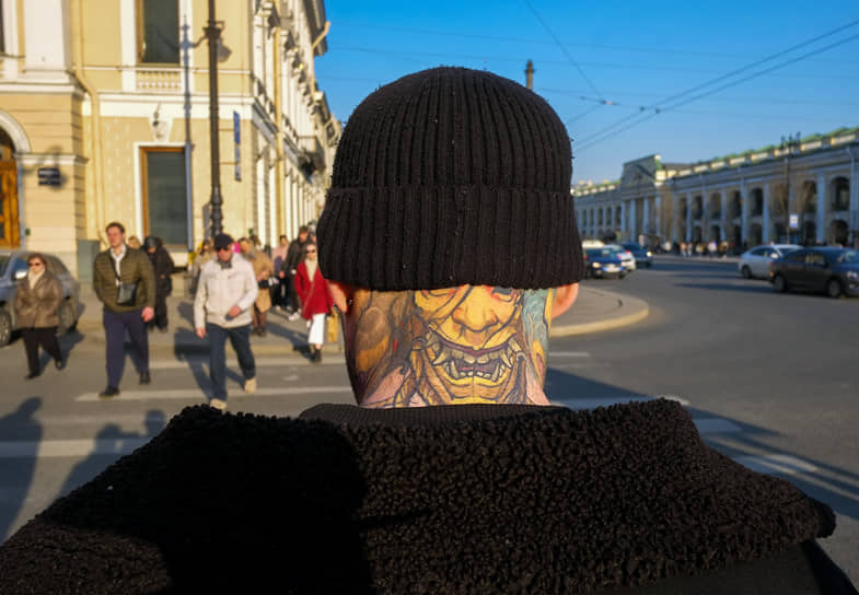 Мужчина с татуировкой на Невском проспекте