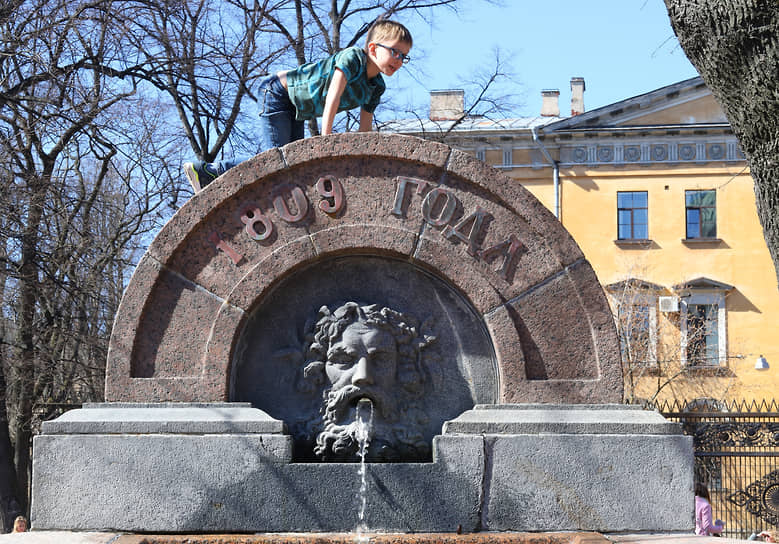 Начало работы фонтанов в Санкт-Петербурге. Мальчик на фонтане в Воронихинском сквере