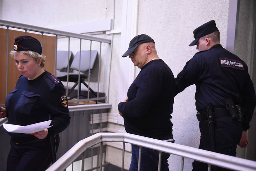 Бизнесмен Александр Ебралидзе (в центре) , обвиняемый в хищении средств &quot;Констанс-банка&quot; после очередного судебного заседания в Октябрьском районном суде