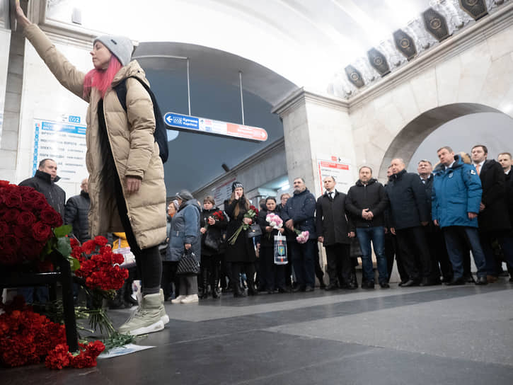Возложение цветов в память о жертвах террористического акта 3 апреля 2017 года на станции метро «Технологический институт»
