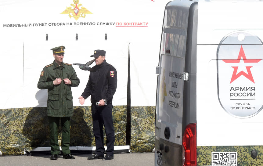 Мобильный пункт отбора на военную службу по контракту на набережной Лейтенанта Шмидта
