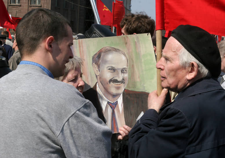 Май 2006 г. Противники саммита «Большой восьмерки» (G 8) с портретом президента Белоруссии Александра Лукашенко во время Первомайской демонстрации