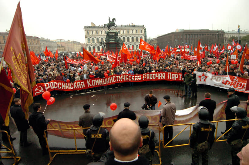 Май 2010 г. Сторонники КПРФ во время Первомайского митинга на Исаакиевской площади