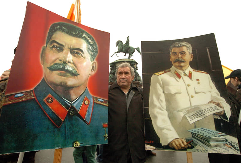 Май 2010 г. Сторонник русских националистов с портретами Сталина на первомайском митинге на Исаакиевской площади