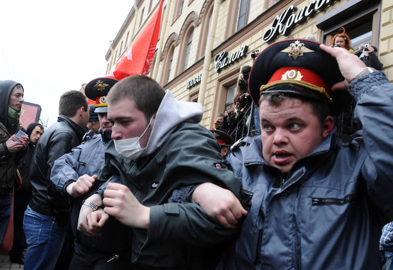 Май 2011 г. Сотрудники полиции во время задержания сторонников анархизма перед началом Первомайской демонстрации