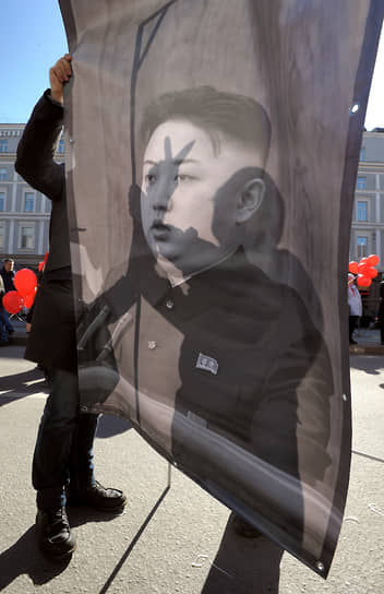 Май 2013 г. Участники Первомайской демонстрации с портретом лидера КНДР Ким Чен Ына