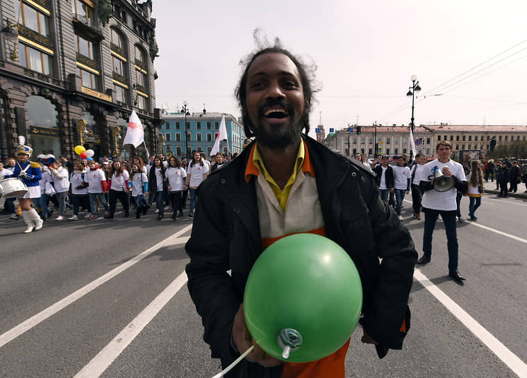 Май 2015 г. Участники Первомайской демонстрации на Невском проспекте