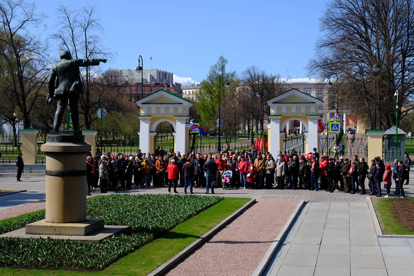 Сторонники КПРФ во время проведения акции в честь 1 мая возле Смольного