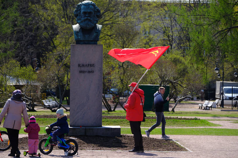 Сторонник КПРФ после проведения акции в честь 1 мая возле памятника Карлу Марксу на Аллее Смольного