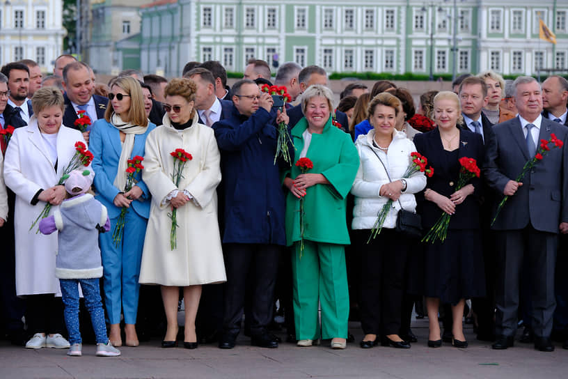 Возложение цветов к памятнику Петру I в честь 320 года со дня образования Санкт-Петербурга. Депутаты Законодательного Собрания Санкт-Петербурга перед началом церемонии