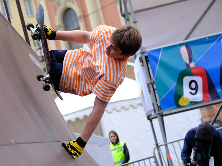 Соревнования любителей скейтбординга и самокатного спорта в рамках Дня города «Центр Экстрима - Санкт-Петербург. Версия 20.23» на Конюшенной площади