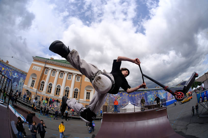 Соревнования любителей скейтбординга и самокатного спорта в рамках Дня города «Центр Экстрима - Санкт-Петербург. Версия 20.23» на Конюшенной площади