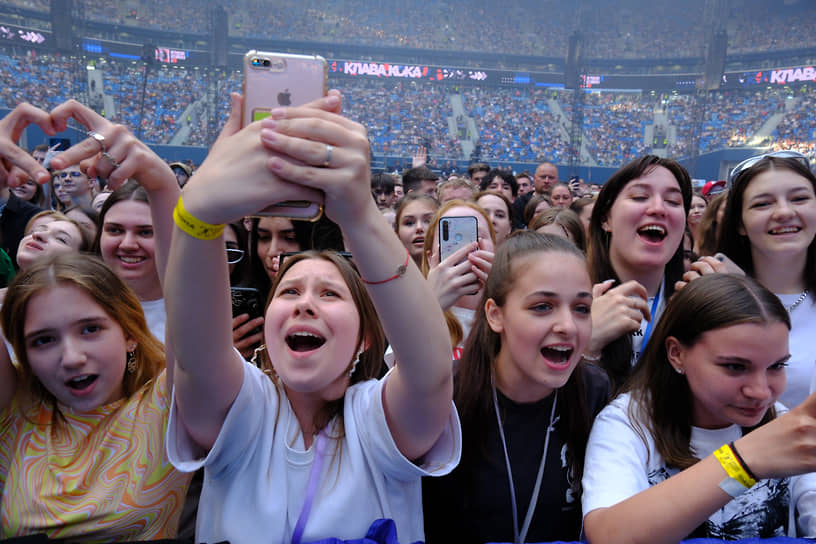 Фестиваль «Петровские Ассамблеи» на стадионе «Газпром Арена» в честь 320-летия со дня основания Санкт-Петербурга. Зрители во время концерта